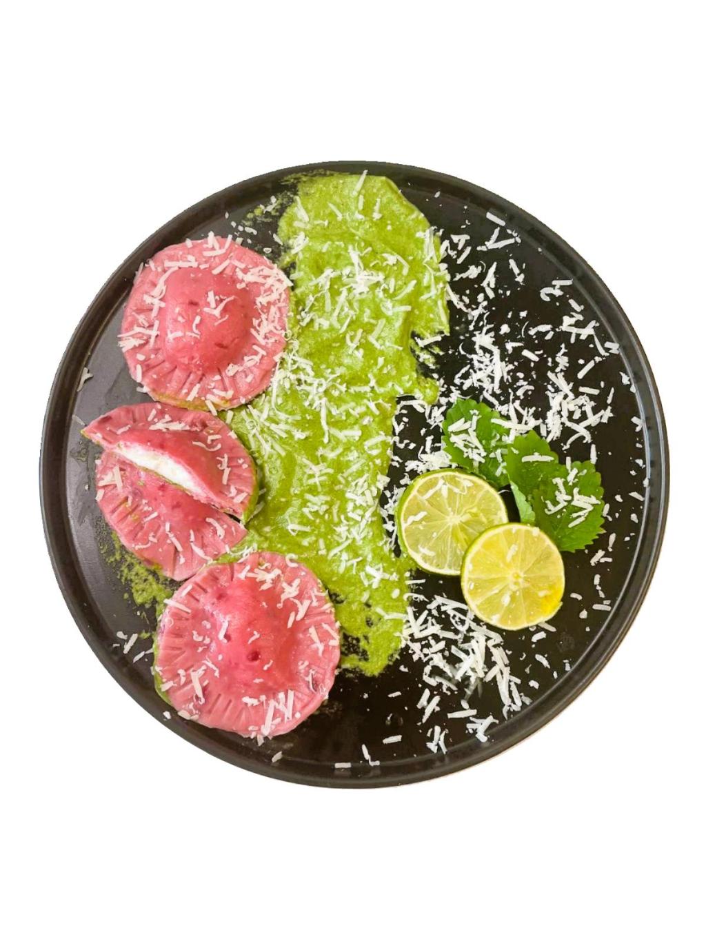 Różowe ravioli z ricottą i musem&nbsp;szpinakowym