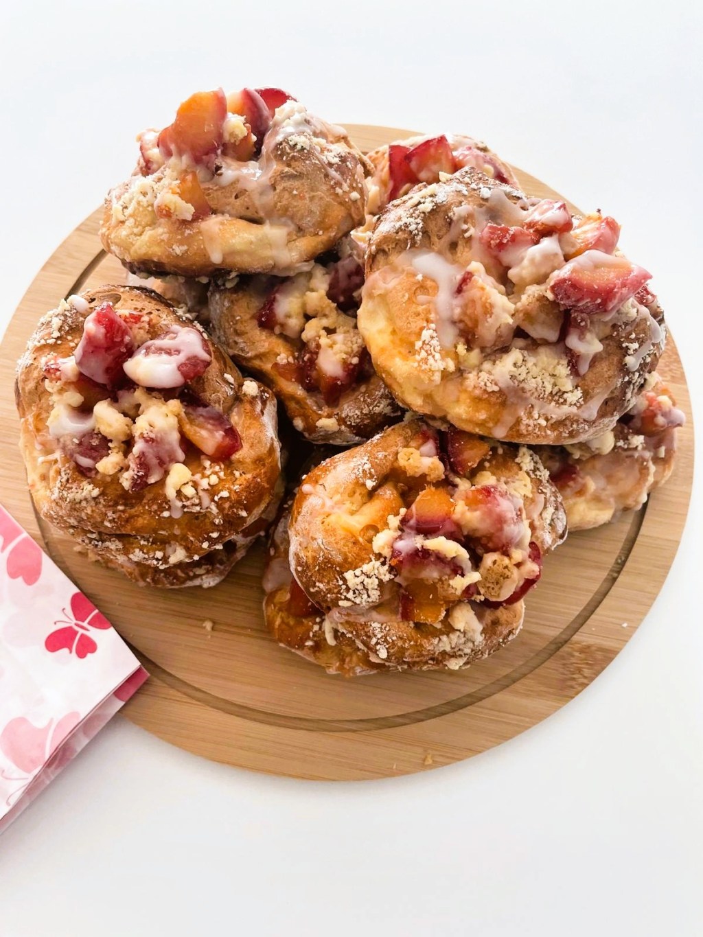 Drożdżówki ze śliwkami i lukrem&nbsp;cytrynowym