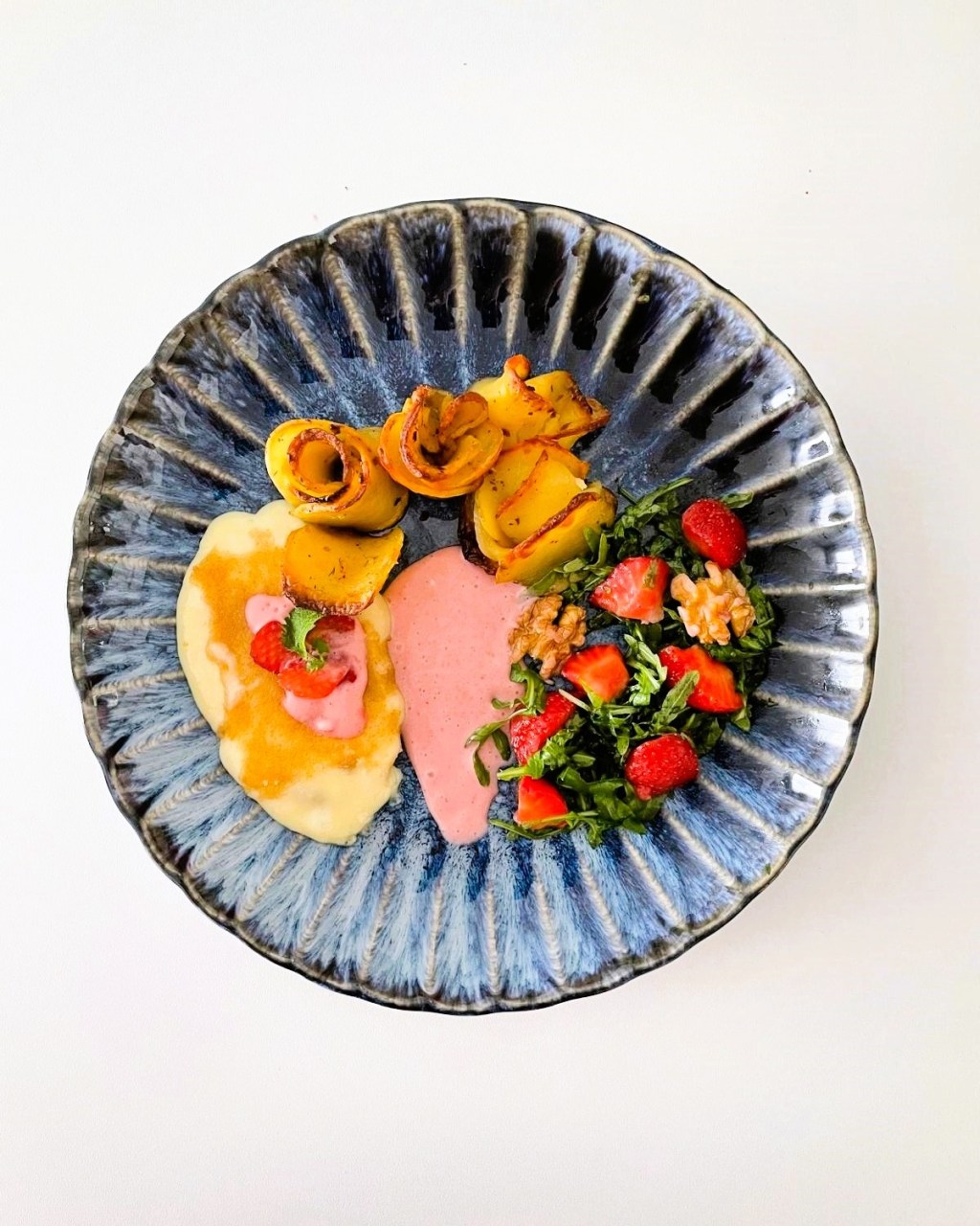 Smażony ser z różami z&nbsp;ziemniaków