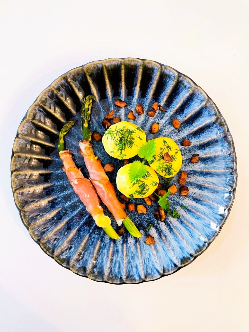 Szparagi zapiekane z serem i&nbsp;szynką