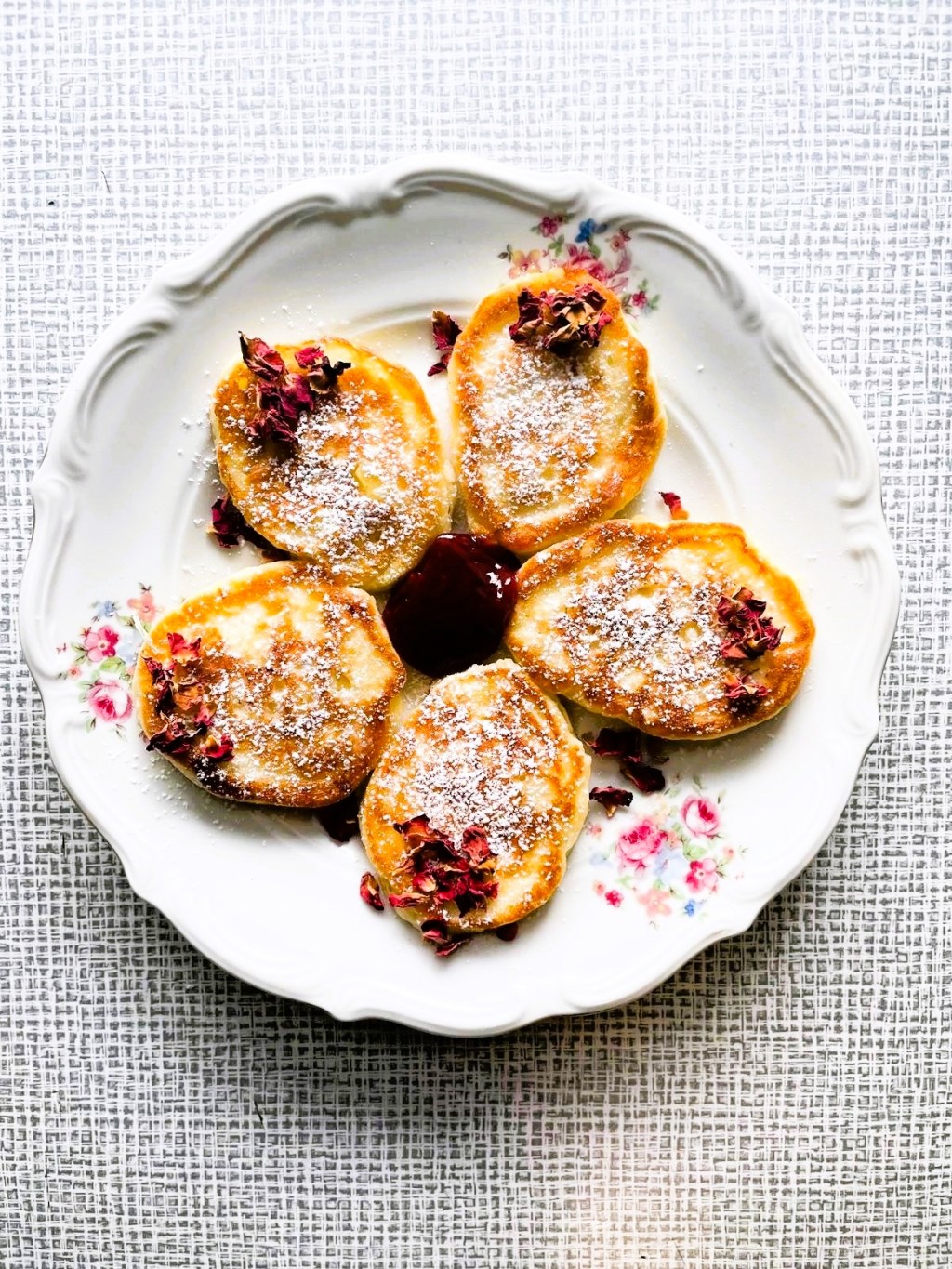 Placki Livance z jabłkami i konfiturą&nbsp;malinową