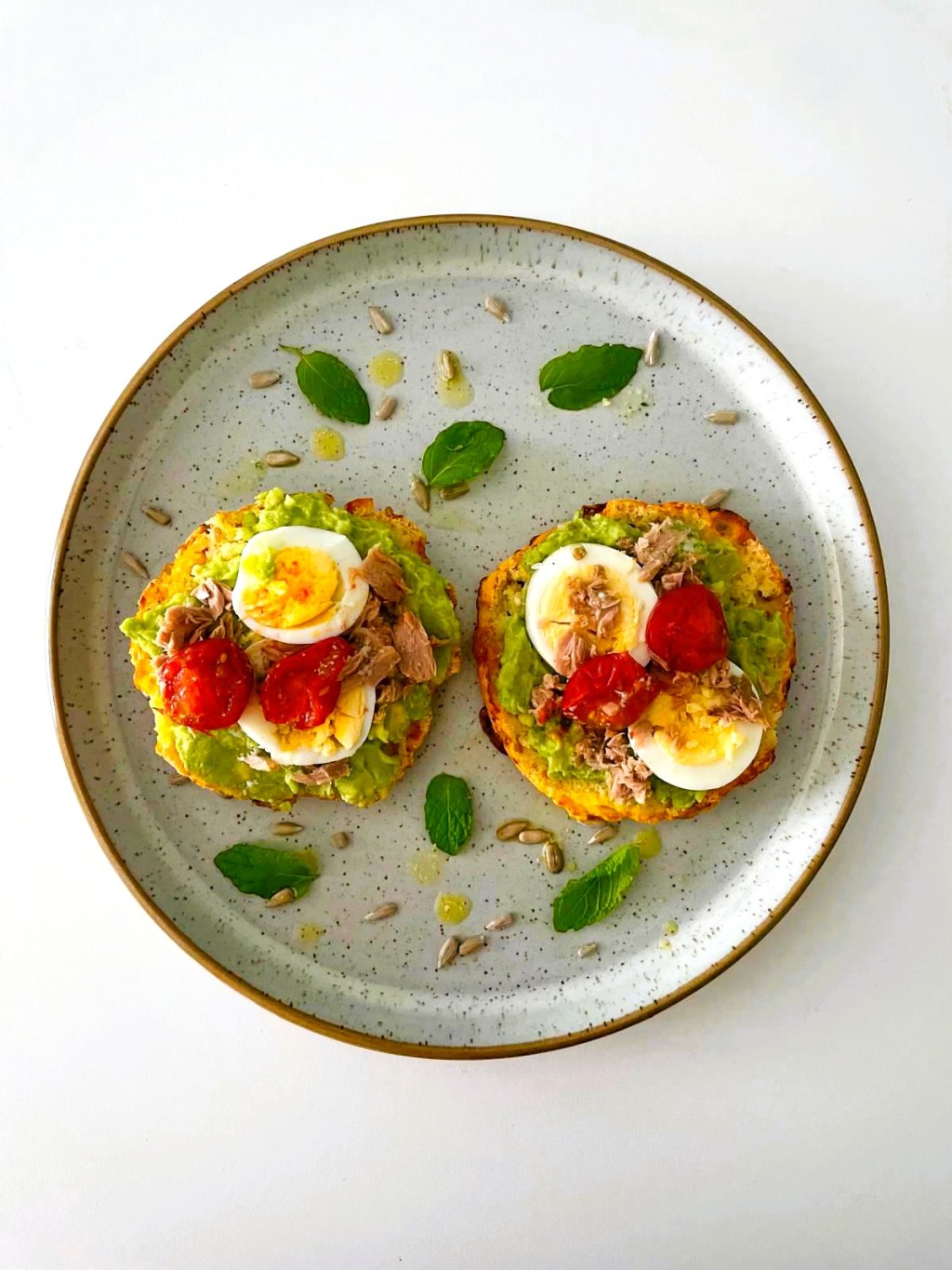 Bułki z serka wiejskiego z&nbsp;awokado