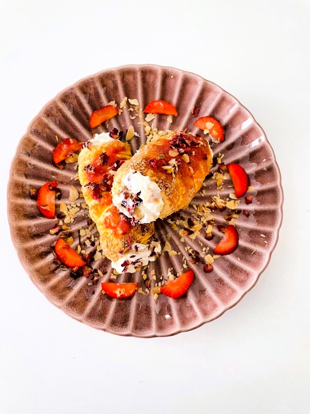 Kołacze z bitą śmietaną, migdałami i&nbsp;truskawkami