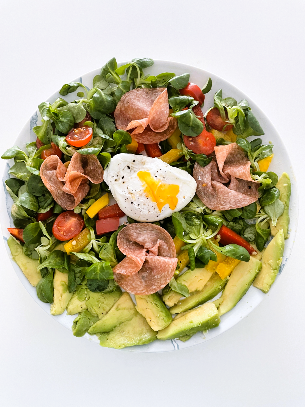 Jajko w koszulce z awokado i&nbsp;salami