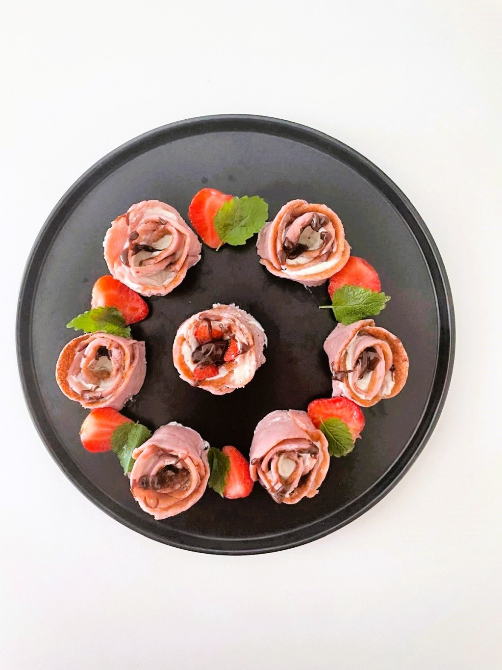 Naleśniki truskawkowe z serkiem i&nbsp;czekoladą