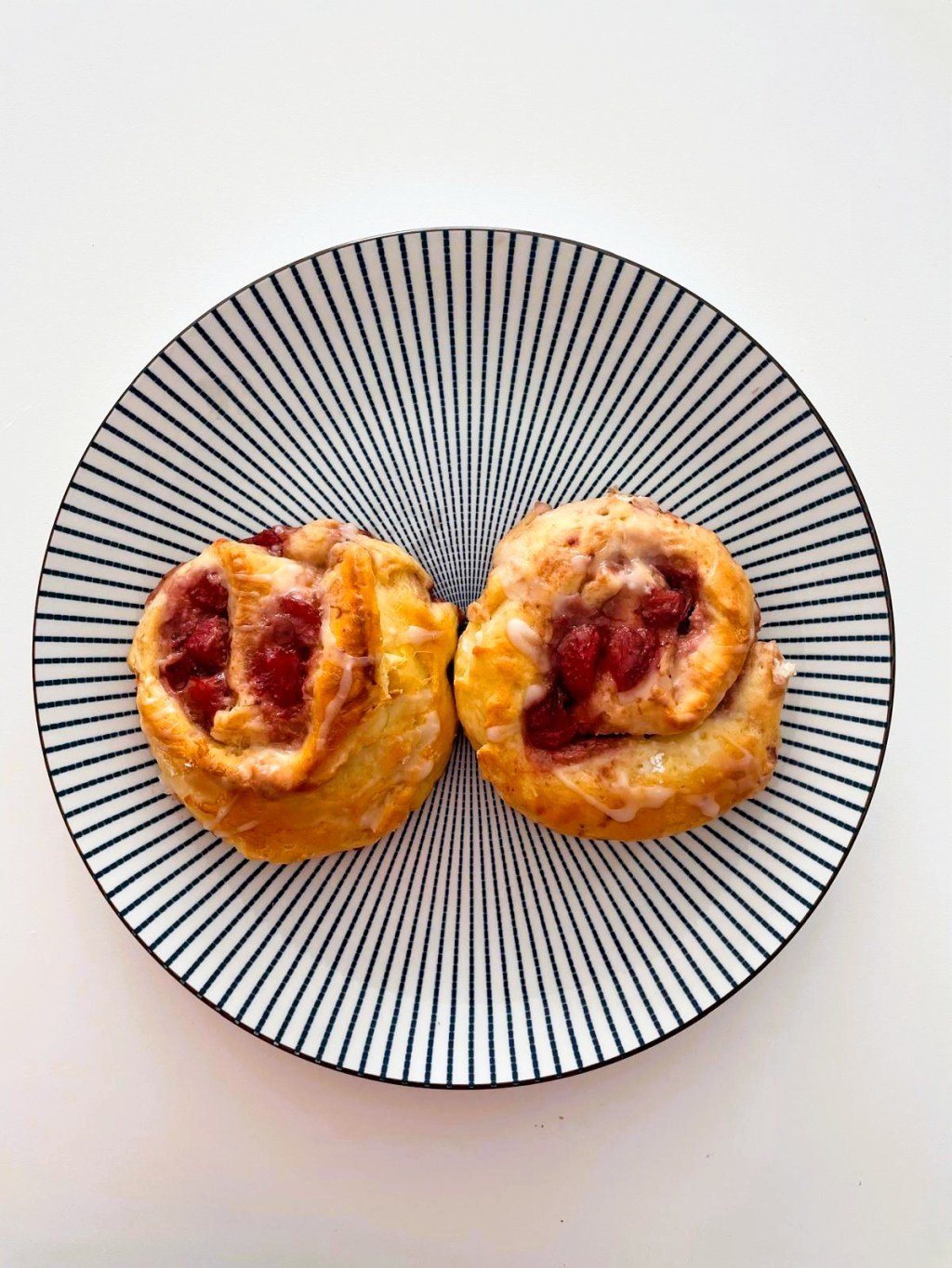 Bułeczki z serem i&nbsp;truskawkami