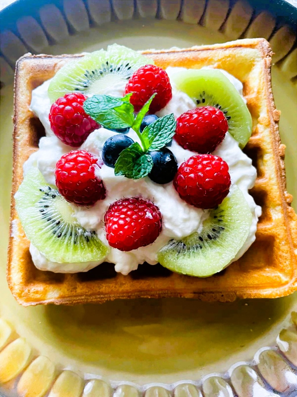 Gofry z bitą śmietaną i&nbsp;owocami