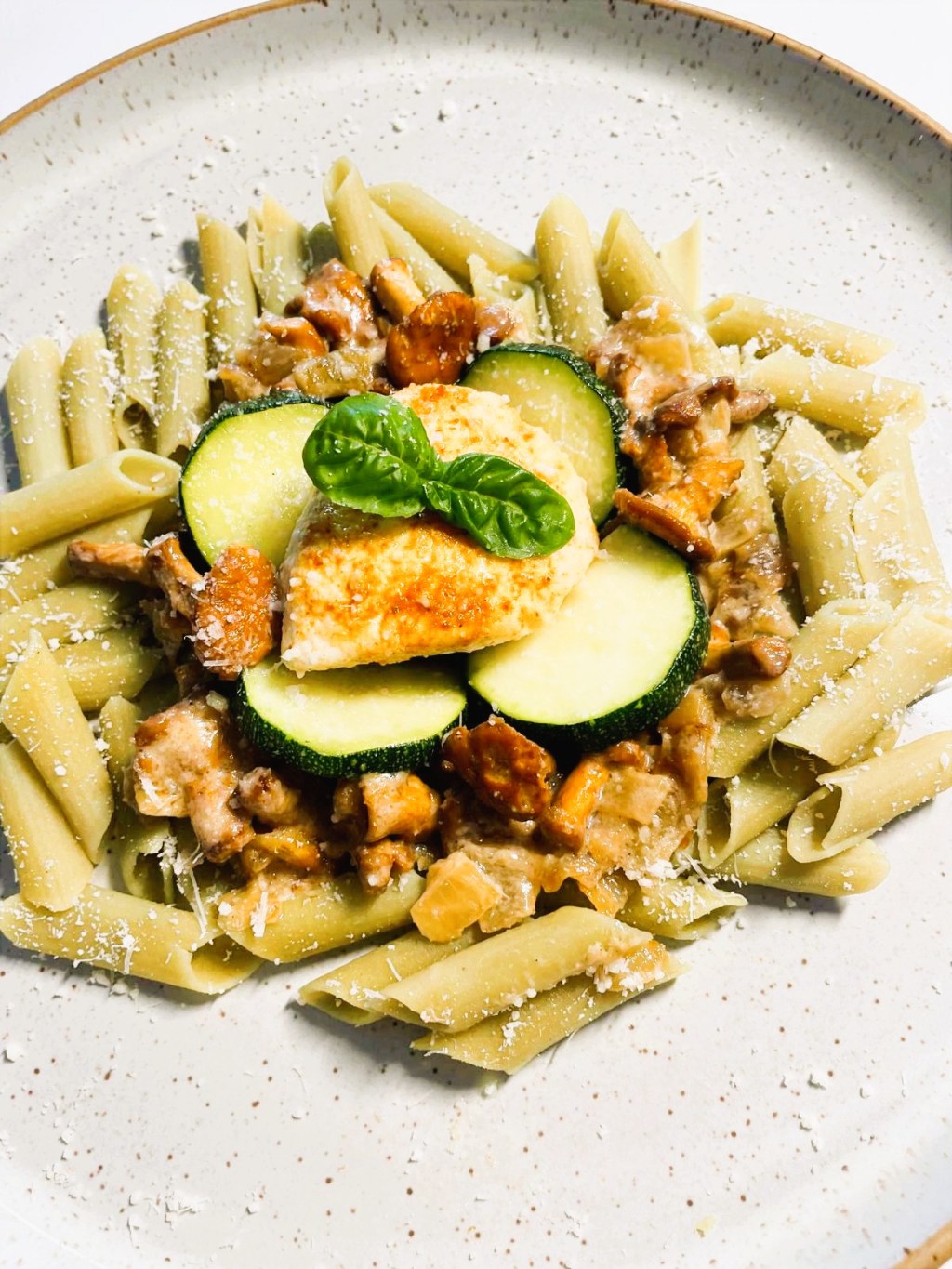 Penne z zielonego groszku z&nbsp;kurkami