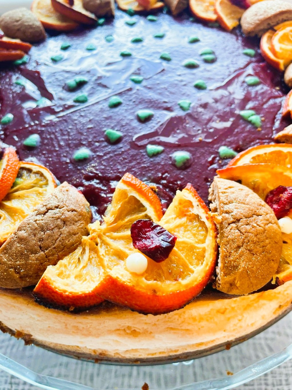 Sernik na piernikowym spodzie z musem&nbsp;żurawinowym