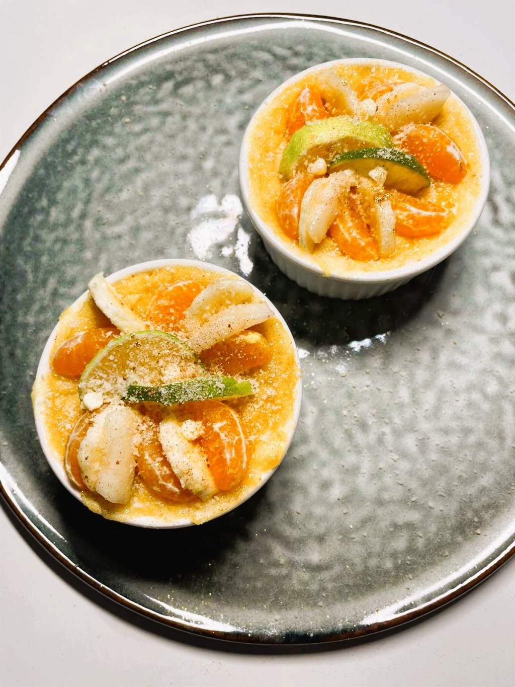 Pieczony budyń migdałowy z&nbsp;owocami